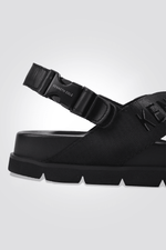 KENNETH COLE - סנדלי FLAT ANKLE STRAP לנשים בצבע שחור - MASHBIR//365