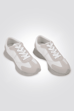 KENNETH COLE - סניקרס ATHLETIC לנשים בצבע בז' ולבן - MASHBIR//365