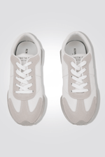 KENNETH COLE - סניקרס ATHLETIC לנשים בצבע בז' ולבן - MASHBIR//365