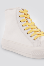 KENNETH COLE - סניקרס גבוהות לנשים בצבע לבן וצהוב - MASHBIR//365