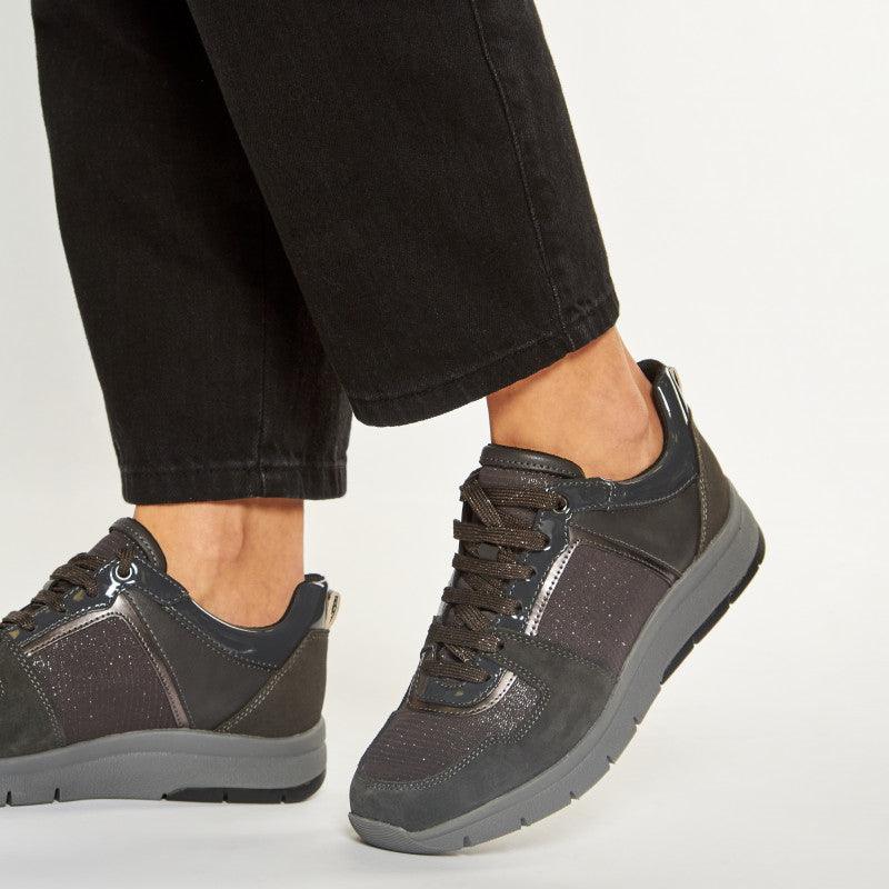 GEOX - סניקרס לנשים בצבע אפור - MASHBIR//365