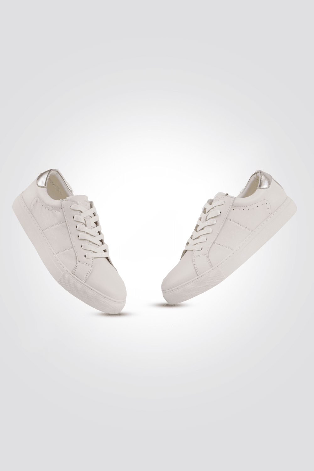 KENNETH COLE - סניקרס לנשים בצבע לבן וכסף - MASHBIR//365