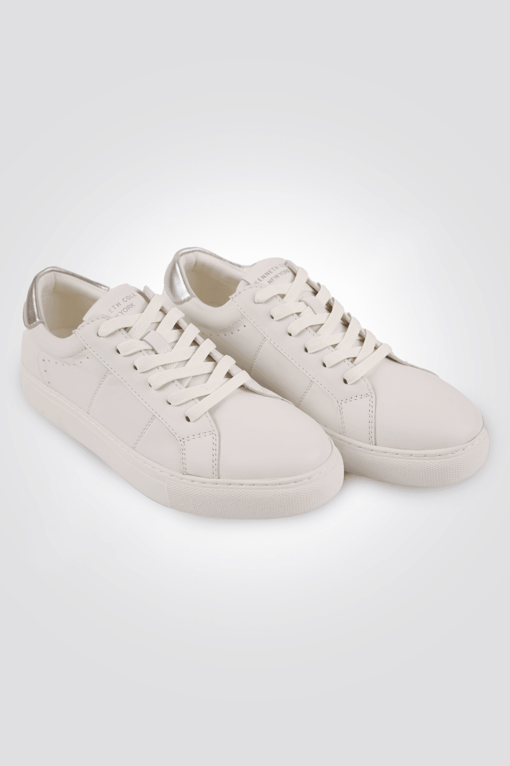 KENNETH COLE - סניקרס לנשים בצבע לבן וכסף - MASHBIR//365
