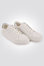 KENNETH COLE - סניקרס לנשים בצבע לבן וכסף - MASHBIR//365
