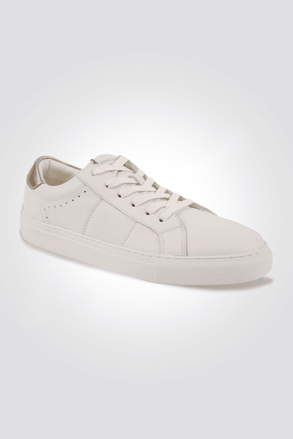 KENNETH COLE - סניקרס לנשים בצבע לבן וזהב - MASHBIR//365