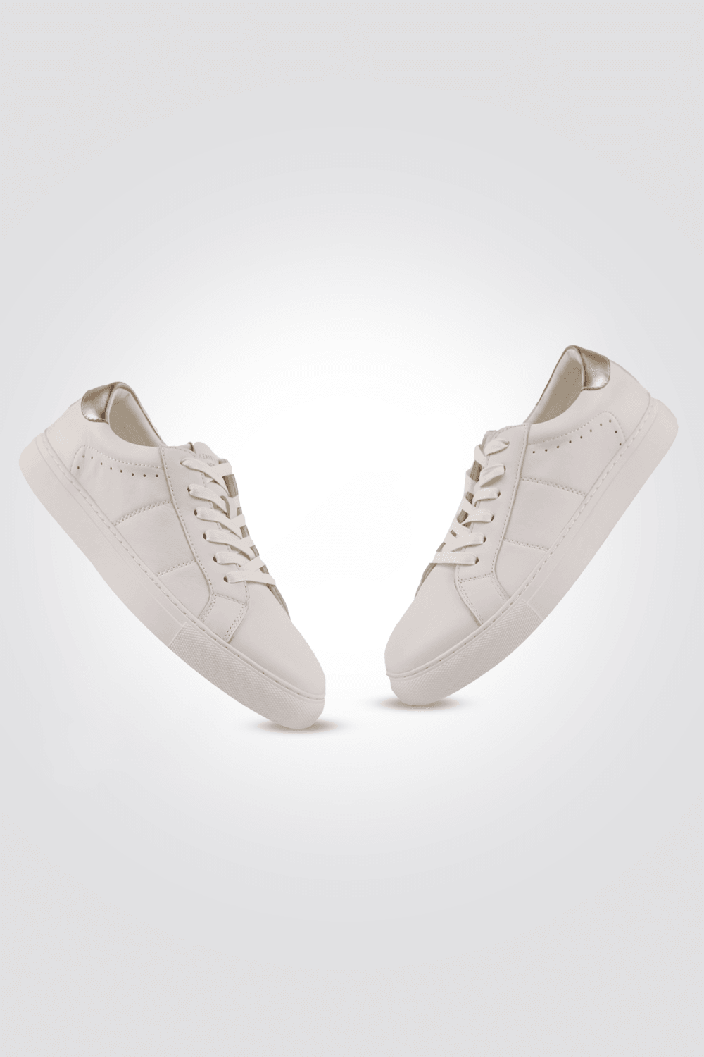 KENNETH COLE - סניקרס לנשים בצבע לבן וזהב - MASHBIR//365