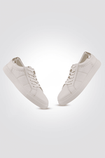 KENNETH COLE - סניקרס לנשים בצבע לבן וזהב - MASHBIR//365