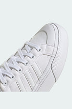 ADIDAS - סניקרס לנשים BRAVADA 2.0 PLATFORM בצבע לבן - MASHBIR//365