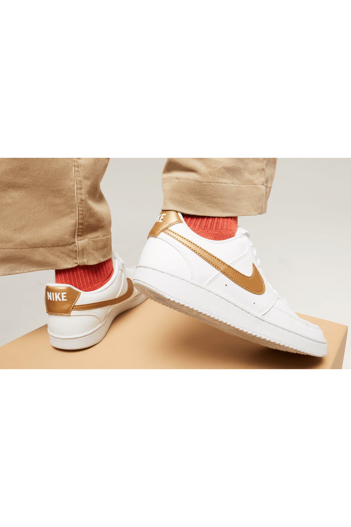 NIKE - סניקרס לנשים Court בצבע לבן וכתום - MASHBIR//365