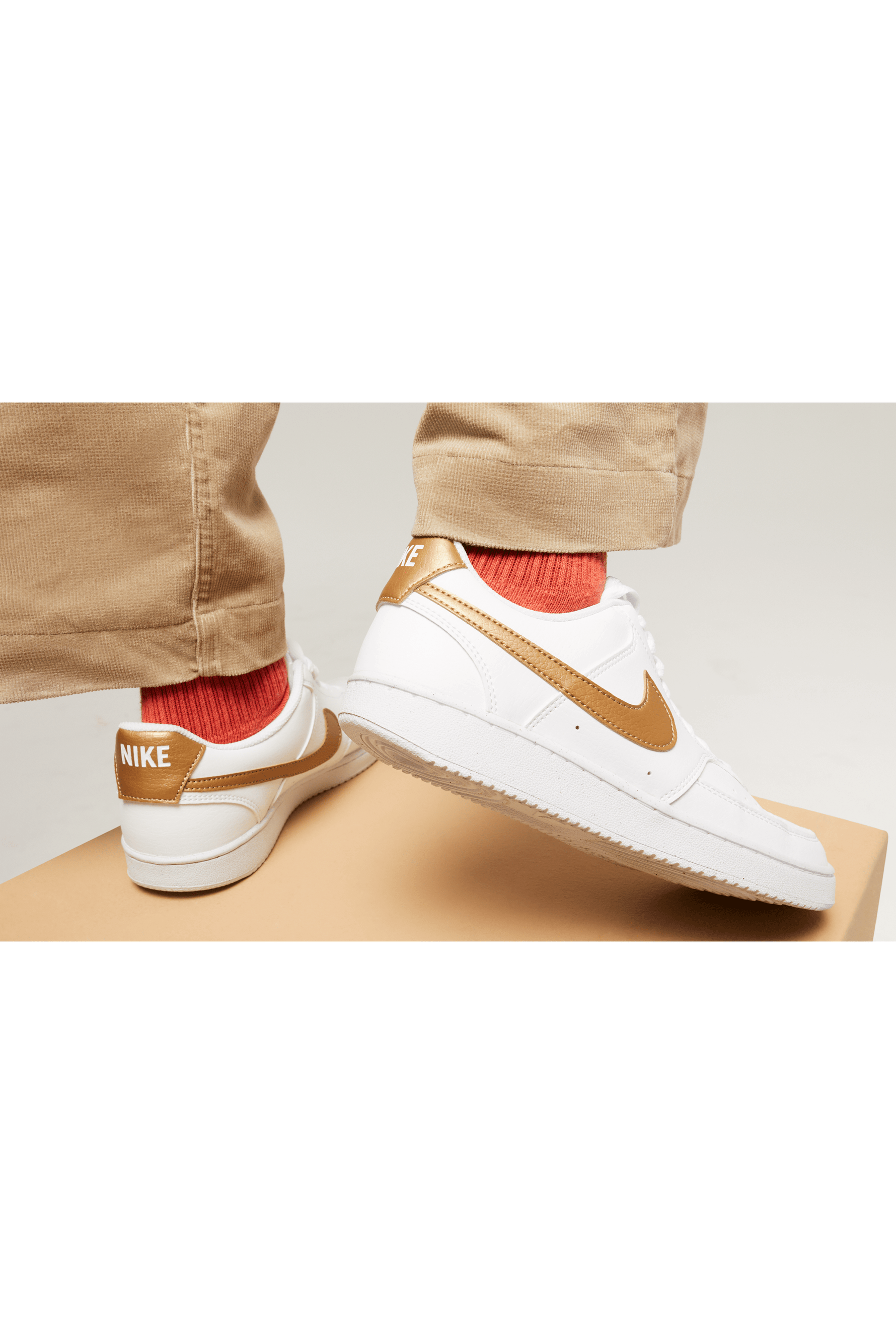 NIKE - סניקרס לנשים Court בצבע לבן וכתום - MASHBIR//365