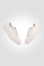 KENNETH COLE - סניקרס לנשים PLATEU LEATHER בצבע לבן - MASHBIR//365