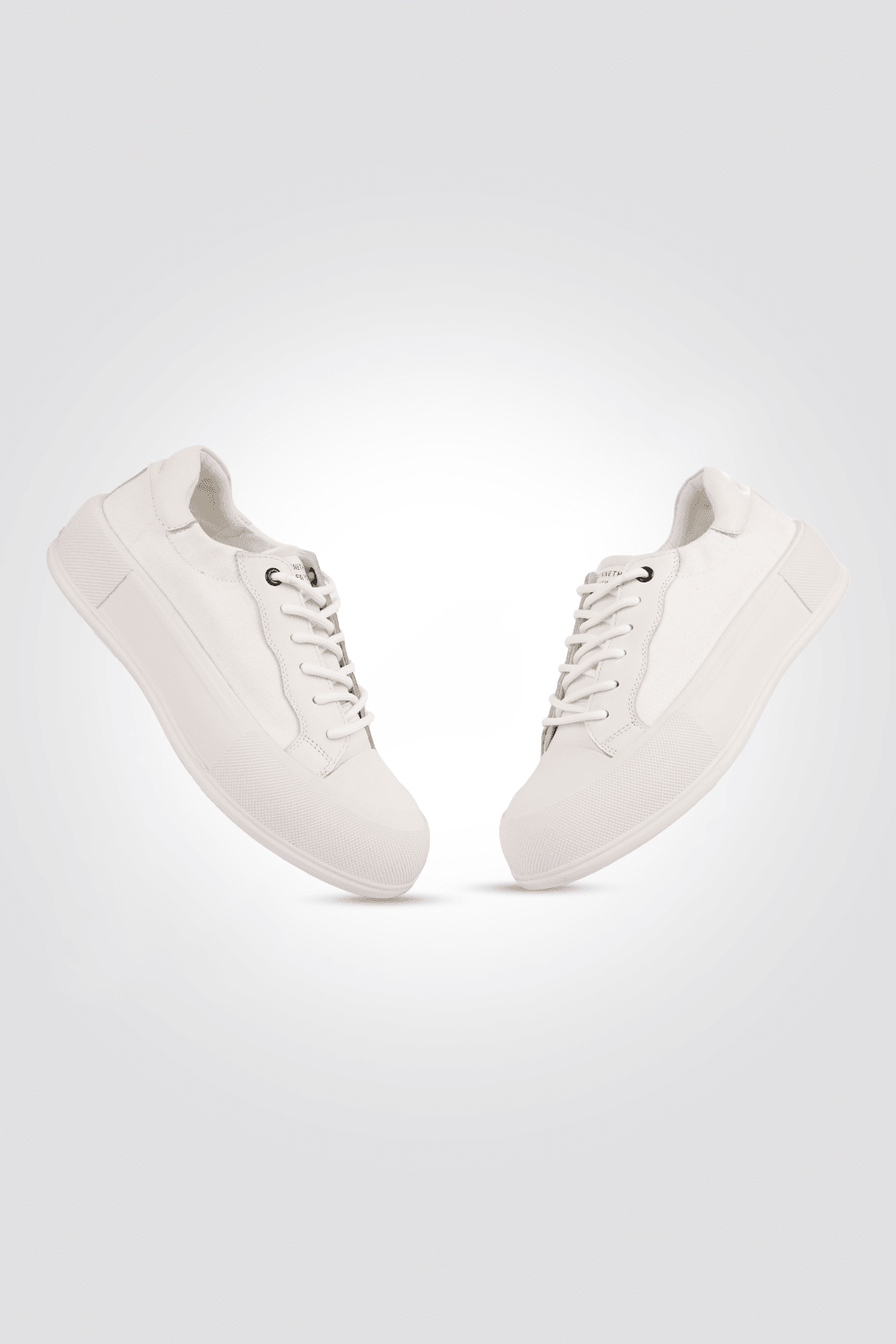 KENNETH COLE - סניקרס לנשים PLATEU LEATHER בצבע לבן - MASHBIR//365