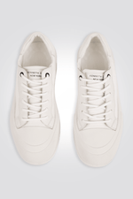 KENNETH COLE - סניקרס לנשים PLATEU LEATHER בצבע לבן - MASHBIR//365