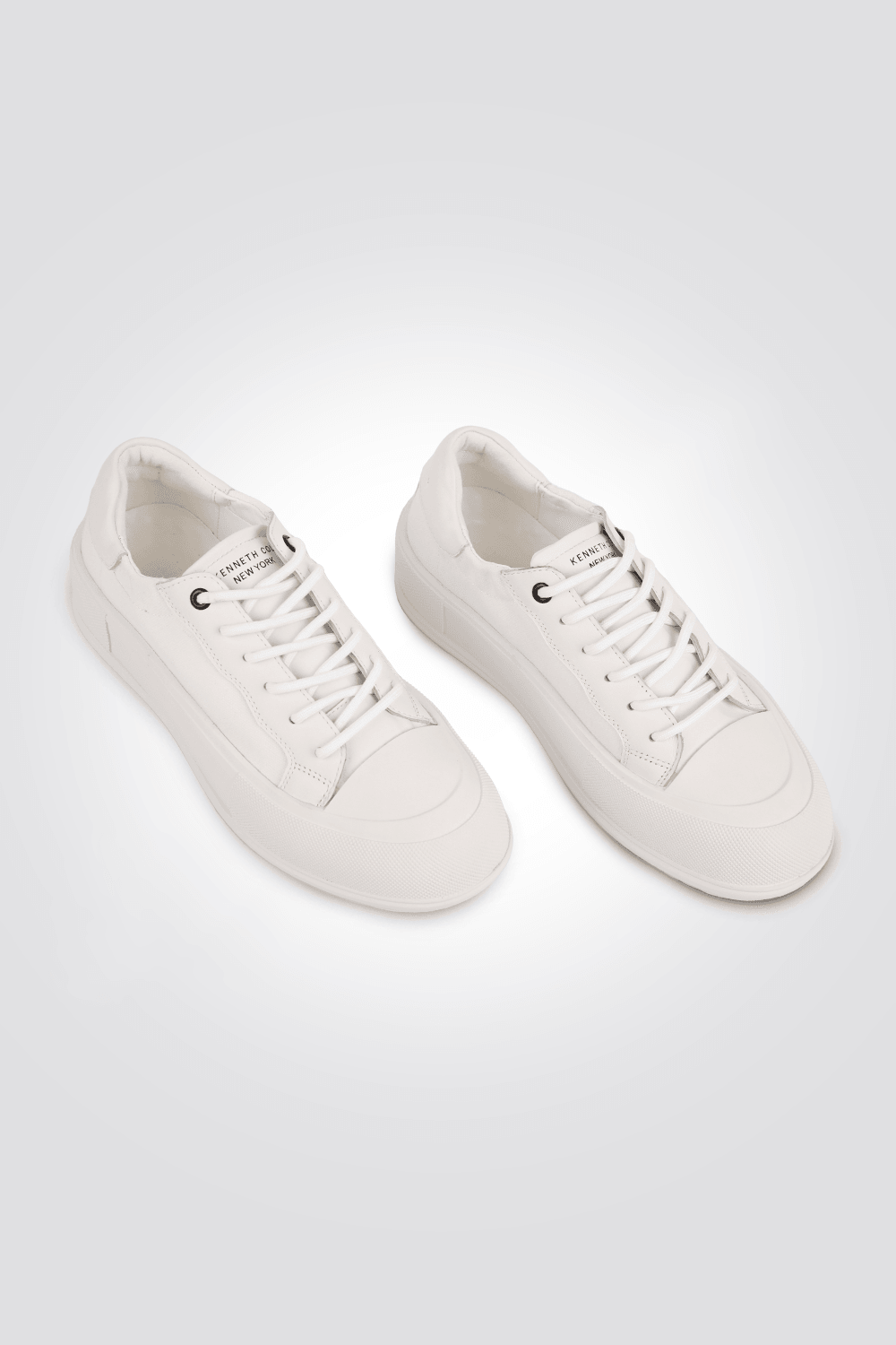 KENNETH COLE - סניקרס לנשים PLATEU LEATHER בצבע לבן - MASHBIR//365