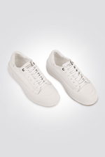 KENNETH COLE - סניקרס לנשים PLATEU LEATHER בצבע לבן - MASHBIR//365