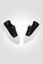 KENNETH COLE - סניקרס לנשים PLATEU LEATHER בצבע שחור - MASHBIR//365