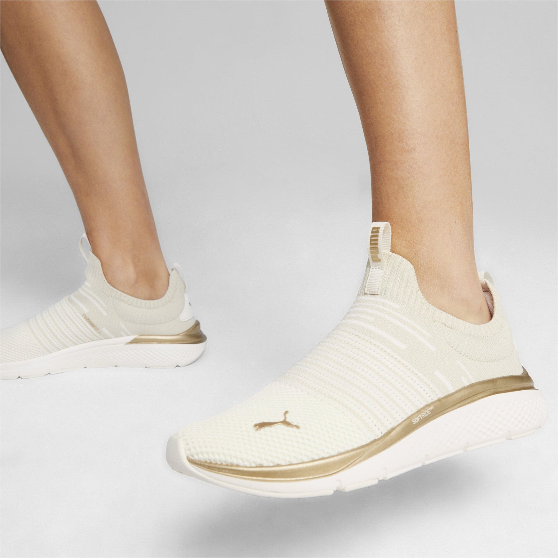 PUMA - סניקרס לנשים Softride Pro Echo Sl בצבע לבן וזהב - MASHBIR//365