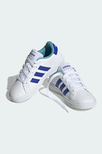 ADIDAS - סניקרס לנוער GRAND COURT 2.0 בצבע לבן וכחול - MASHBIR//365