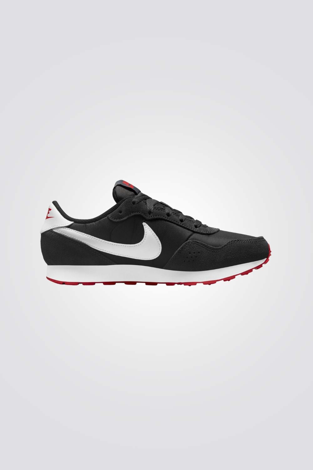 NIKE - סניקרס MD Valiant בצבע שחור ואדום - MASHBIR//365