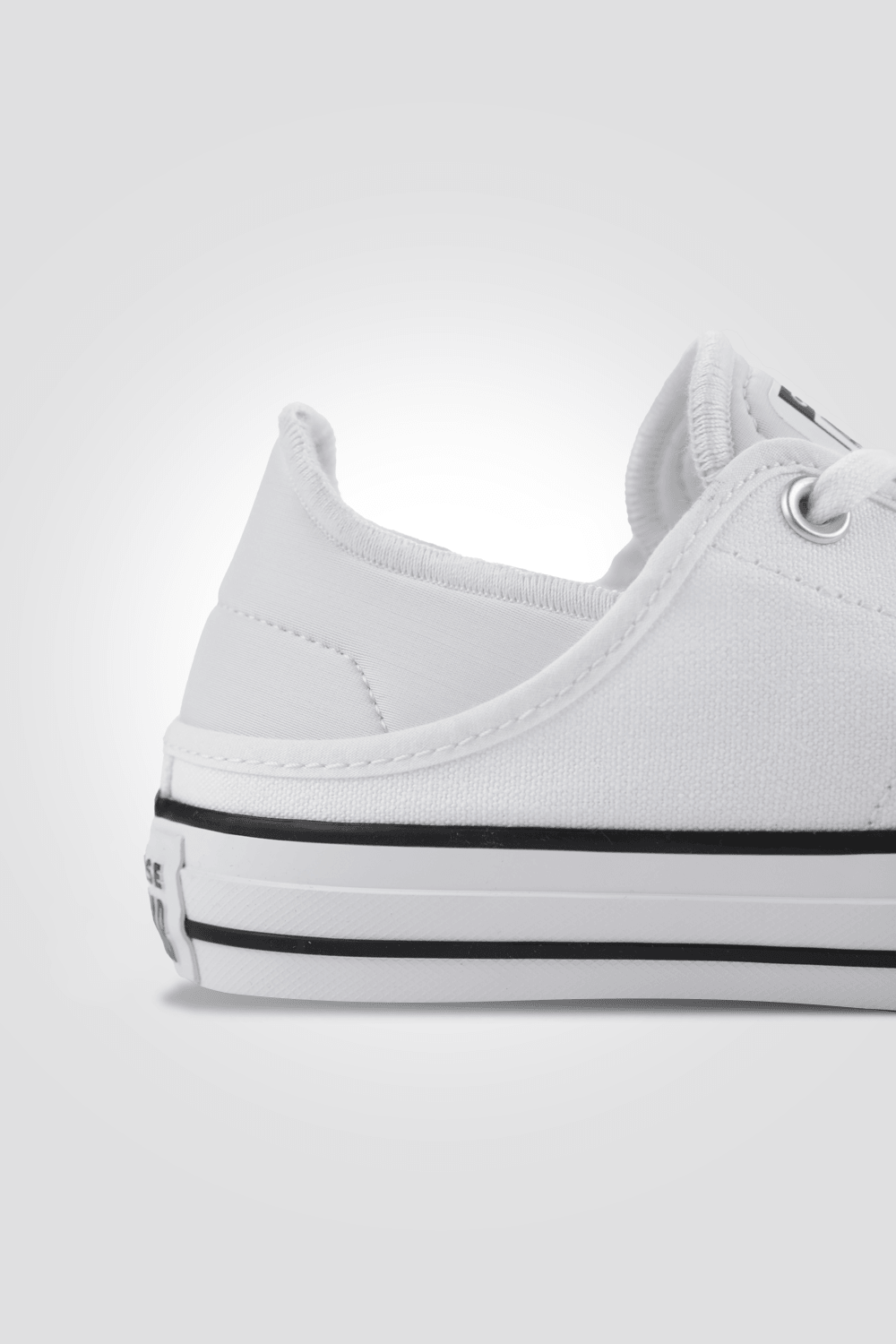 CONVERSE - סניקרס נמוכות לנשים CHUCK TAYLOR ALL STAR CRUSHED HEEL בצבע לבן - MASHBIR//365