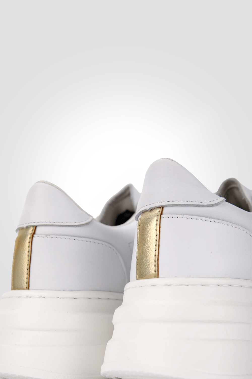 KENNETH COLE - סניקרס נשים זמש פלטפורמה - MASHBIR//365