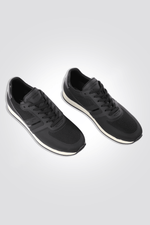 KENNETH COLE - סניקרס STRIPED TRAINER בצבע שחור - MASHBIR//365