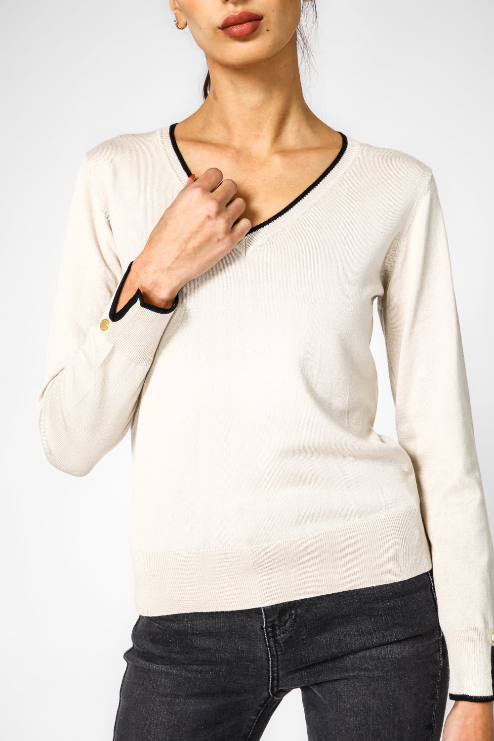  סריג קלאסי עם מפתח וי לנשים בצבע קרם | קנת קול