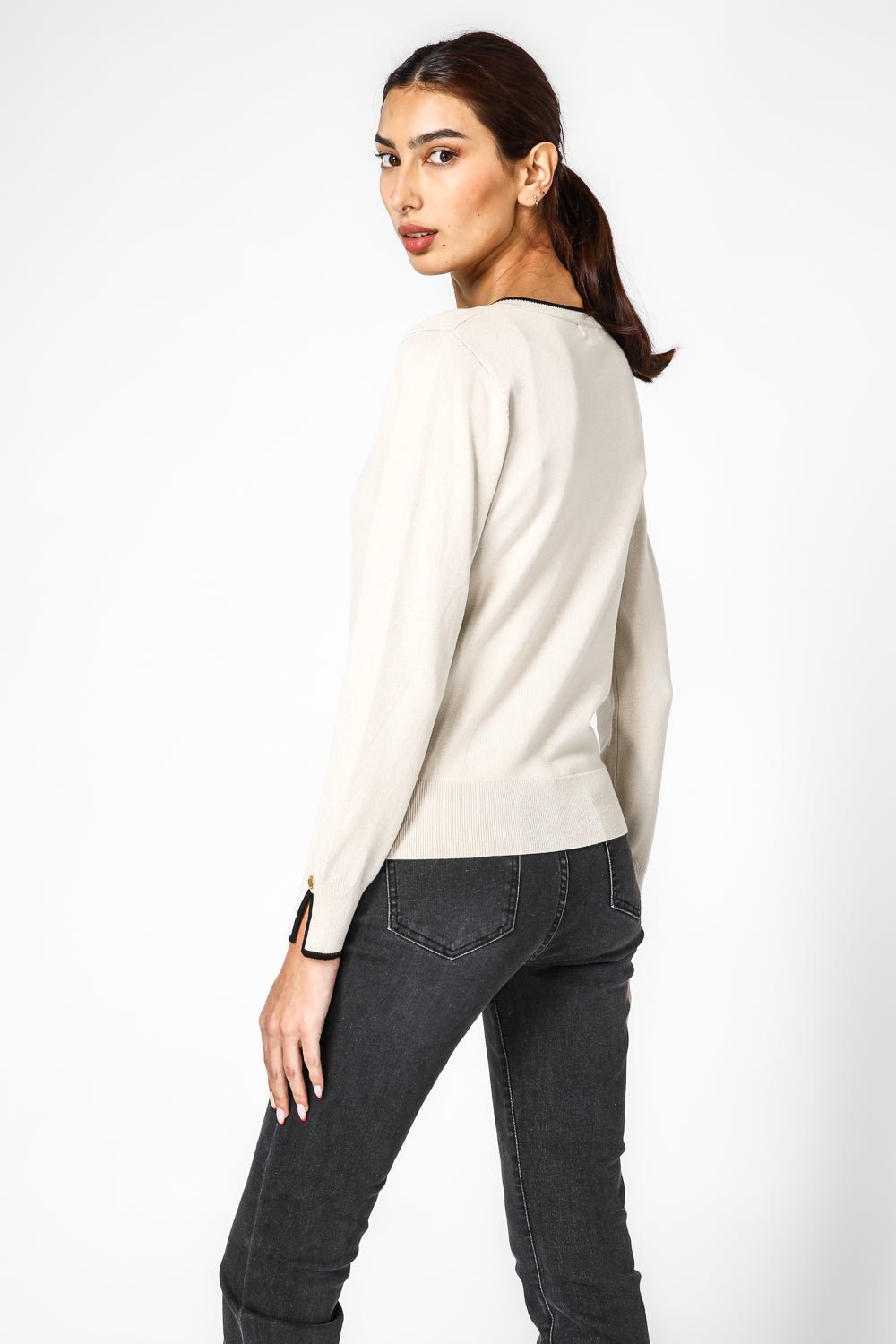  סריג קלאסי עם מפתח וי לנשים בצבע קרם | קנת קול