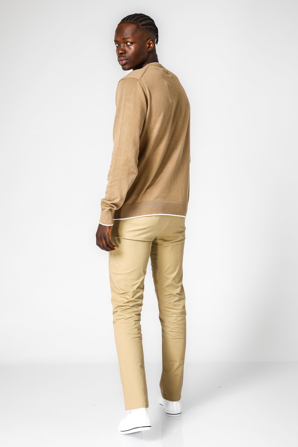 KENNETH COLE - סריג בייסיק צווארון עגול בצבע בז - MASHBIR//365