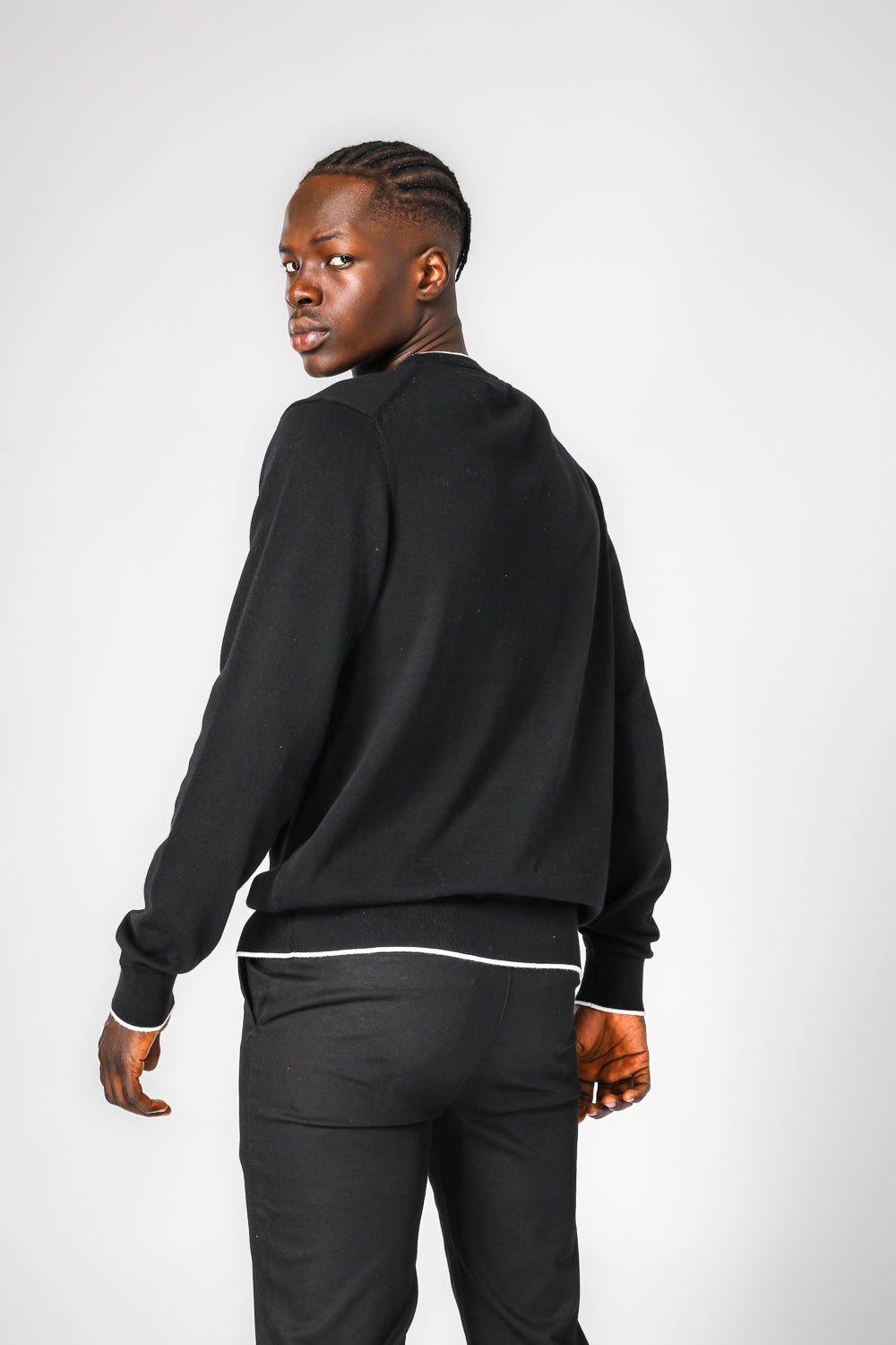 KENNETH COLE - סריג בייסיק צווארון עגול בצבע שחור - MASHBIR//365