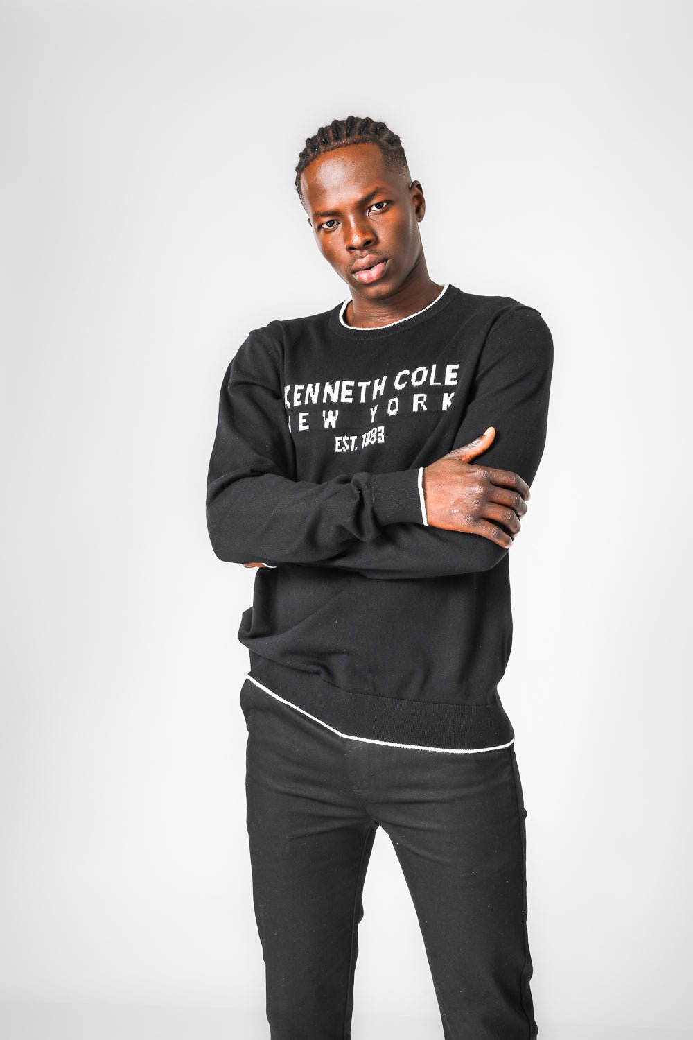 KENNETH COLE - סריג בייסיק צווארון עגול בצבע שחור - MASHBIR//365