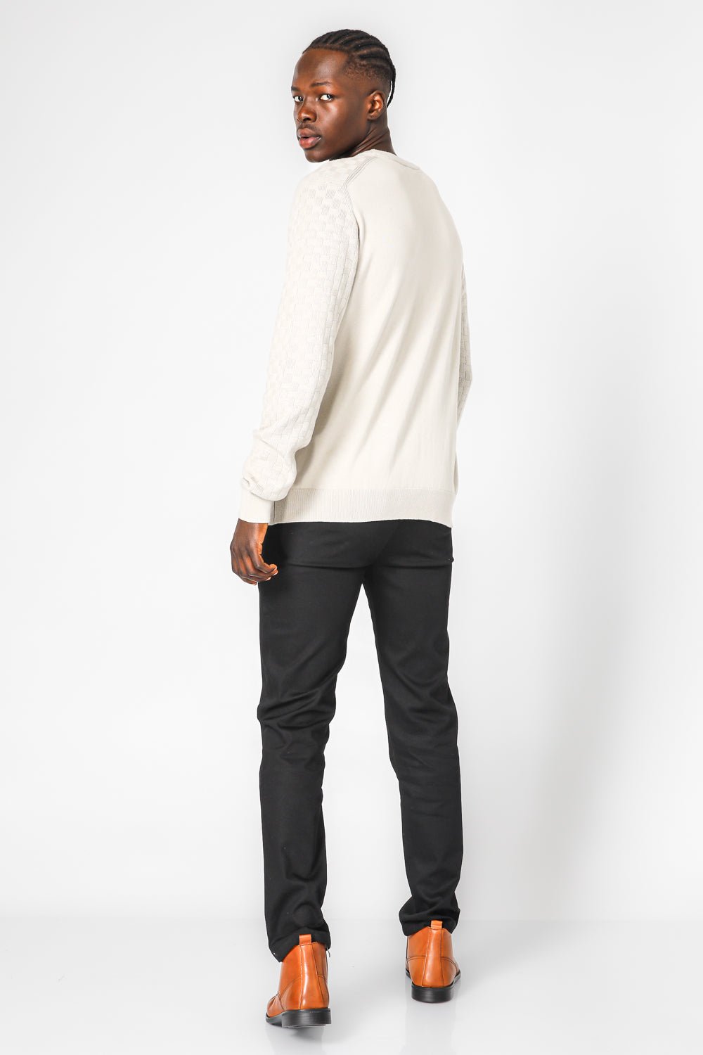 KENNETH COLE - סריג טקסטורה קריס קרוס בצבע קרם - MASHBIR//365