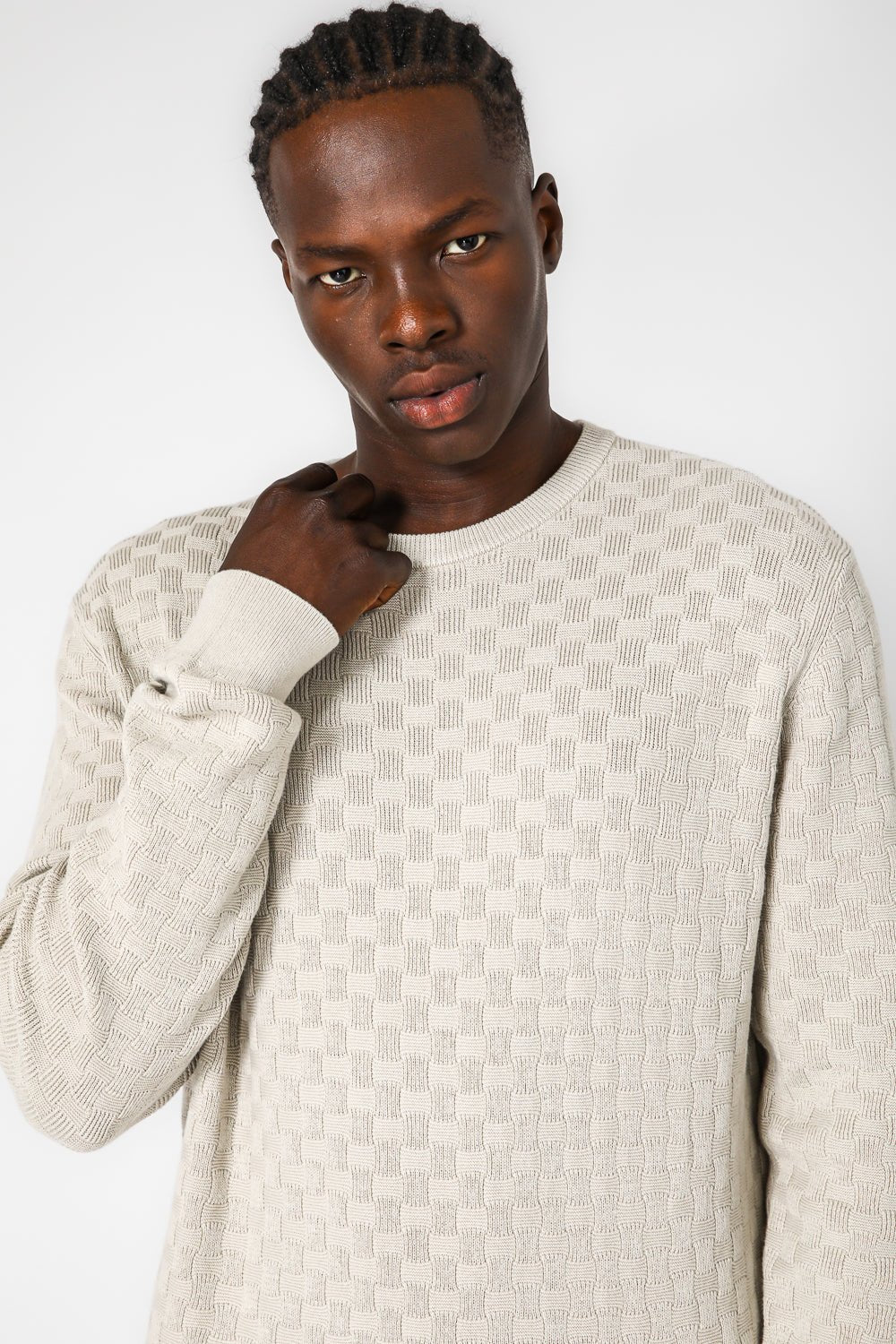 KENNETH COLE - סריג טקסטורה קריס קרוס בצבע קרם - MASHBIR//365