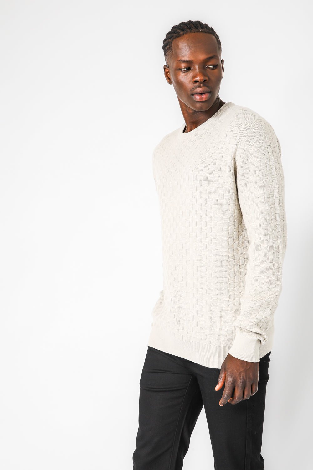 KENNETH COLE - סריג טקסטורה קריס קרוס בצבע קרם - MASHBIR//365