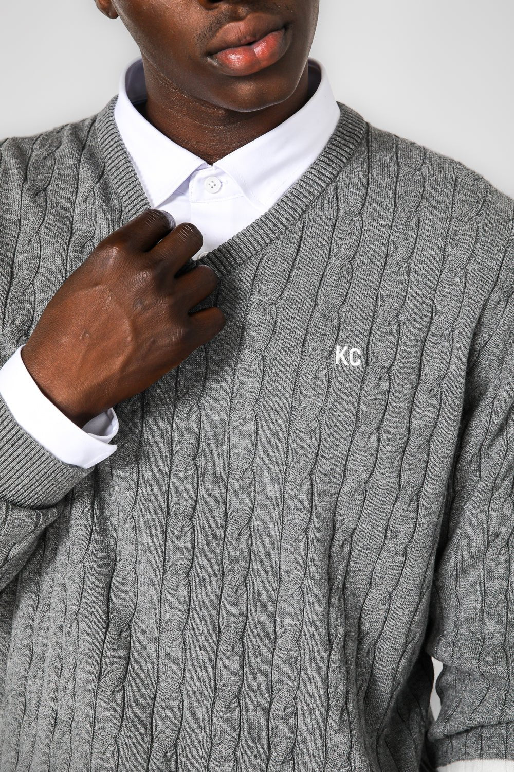 KENNETH COLE - סריג צמות בצבע אפור - MASHBIR//365