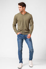 KENNETH COLE - סריג כותנה בייסיק צווארון V בצבע ירוק זית - MASHBIR//365