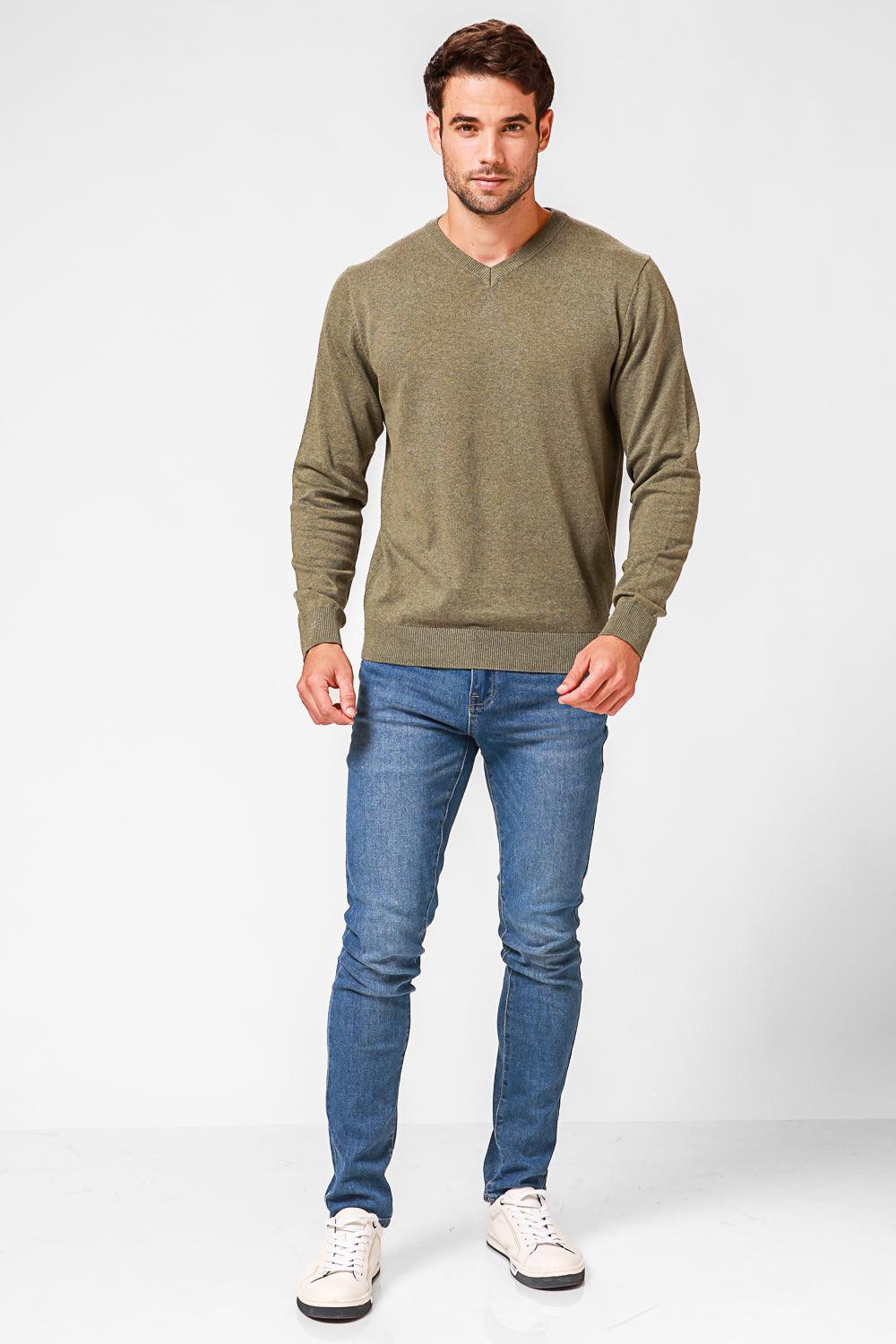 KENNETH COLE - סריג כותנה בייסיק צווארון V בצבע ירוק זית - MASHBIR//365