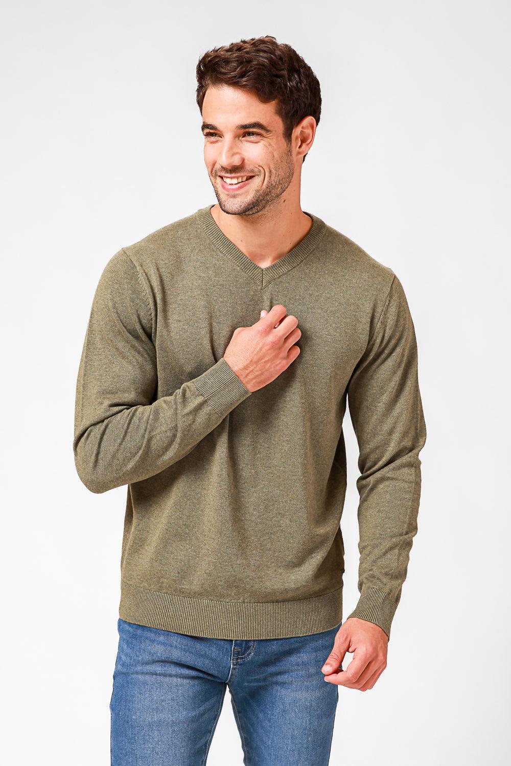 KENNETH COLE - סריג כותנה בייסיק צווארון V בצבע ירוק זית - MASHBIR//365