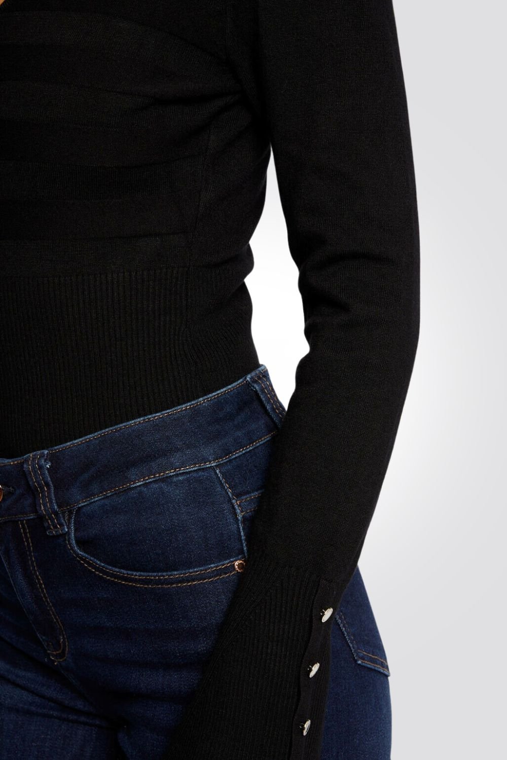 MORGAN - סודר וי עם כפתורים בשרוול בשחור - MASHBIR//365