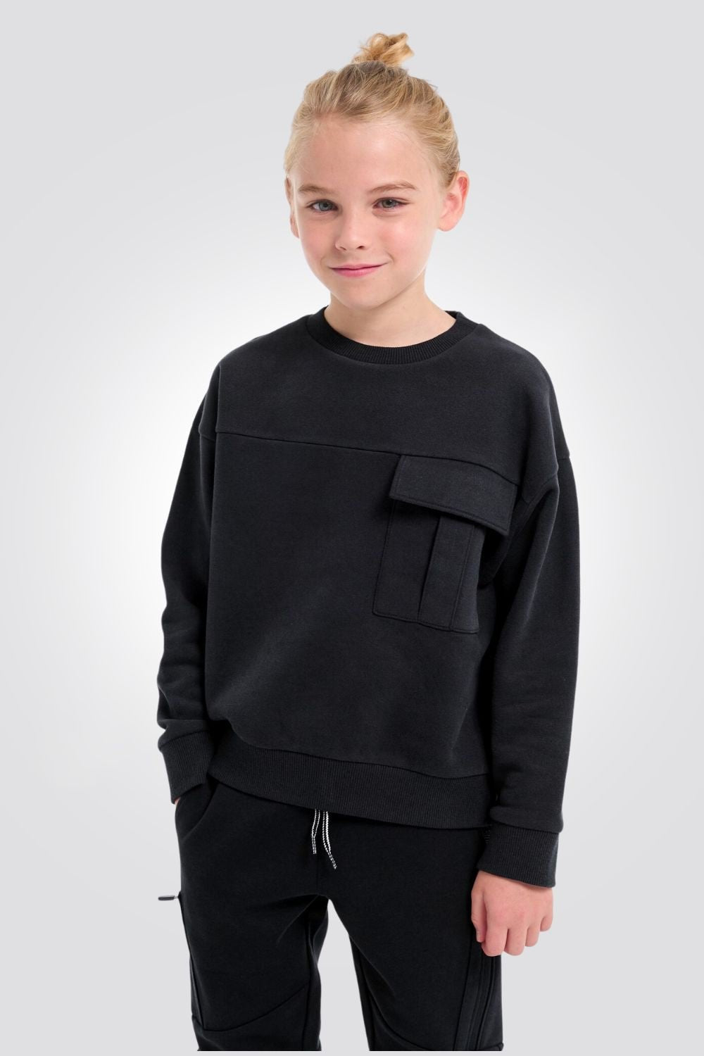 OKAIDI - סוויטשירט ילדים באפור מלאנג' כהה עם כיס דגמח בחזית - MASHBIR//365
