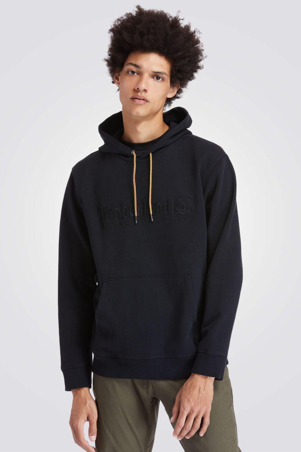 TIMBERLAND - סווטשירט EST.1973 עם כובע בצבע שחור - MASHBIR//365