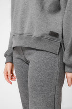 KENNETH COLE - סווטשירט פולו עם צווארון וי בצבע אפור - MASHBIR//365