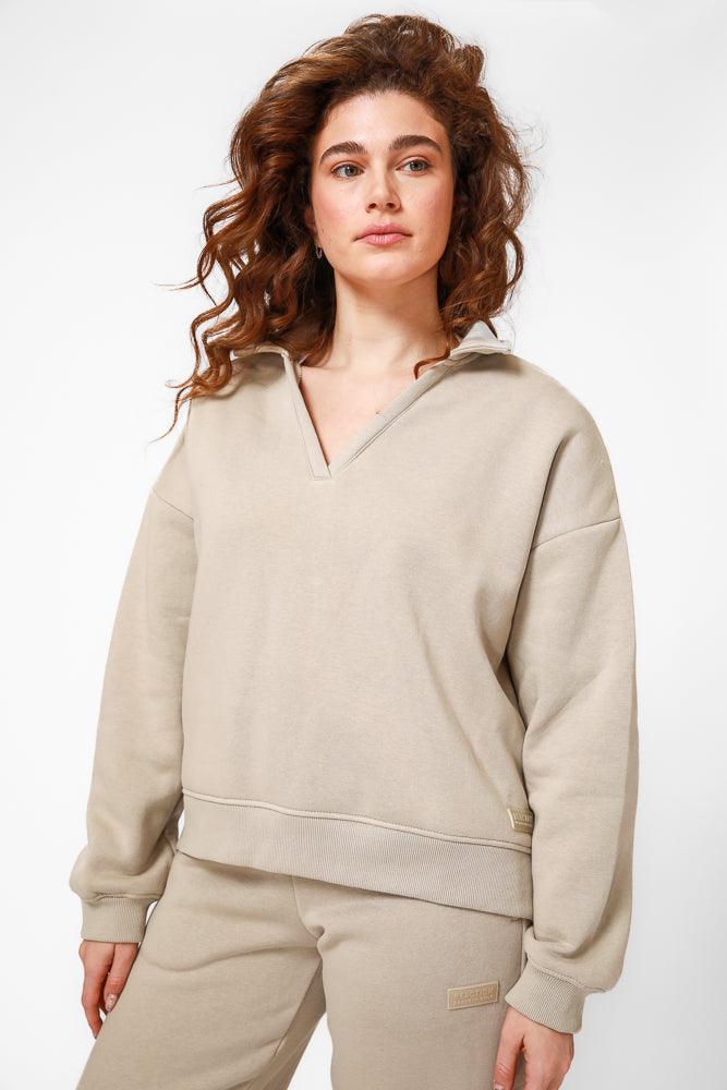 KENNETH COLE - סווטשירט פולו עם צווארון וי בצבע בז' - MASHBIR//365