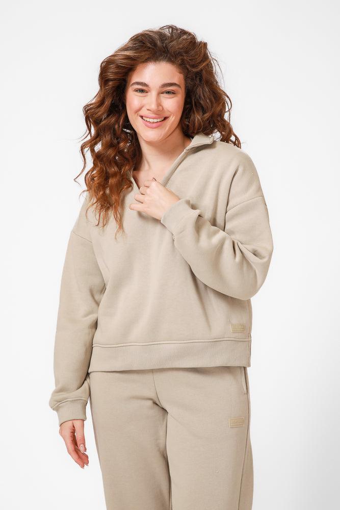 KENNETH COLE - סווטשירט פולו עם צווארון וי בצבע בז' - MASHBIR//365