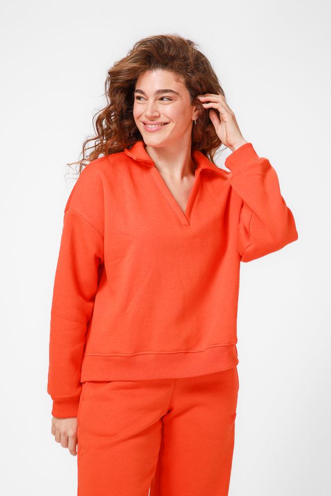 KENNETH COLE - סווטשירט פולו עם צווארון וי בצבע כתום - MASHBIR//365