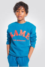 OKAIDI - סווטשירט ילדים בצבע טורקיז הדפס כתום - MASHBIR//365