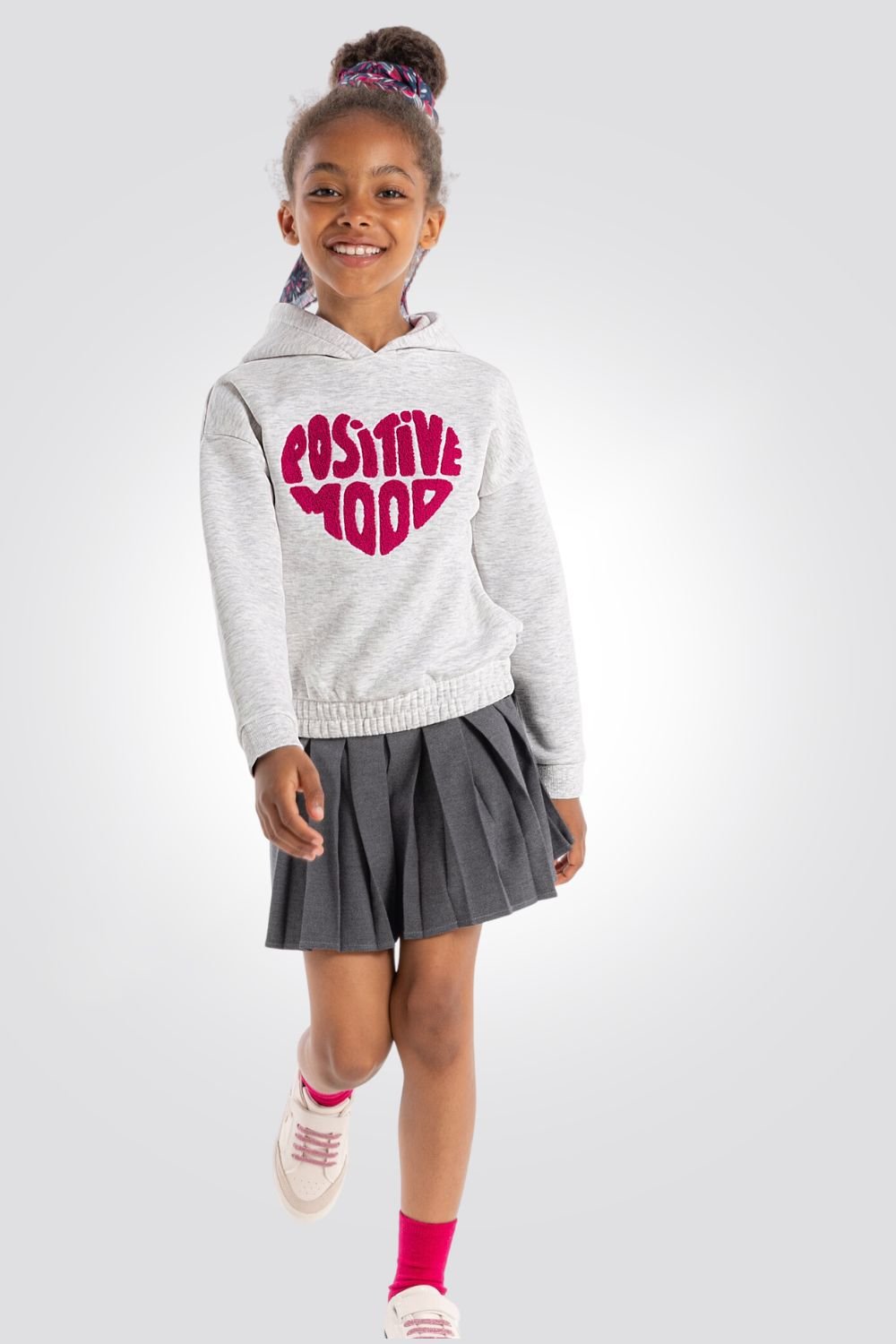 OKAIDI - סווטשירט ילדות באפור מלאנג' בהיר עם הדפס לב אדום - MASHBIR//365