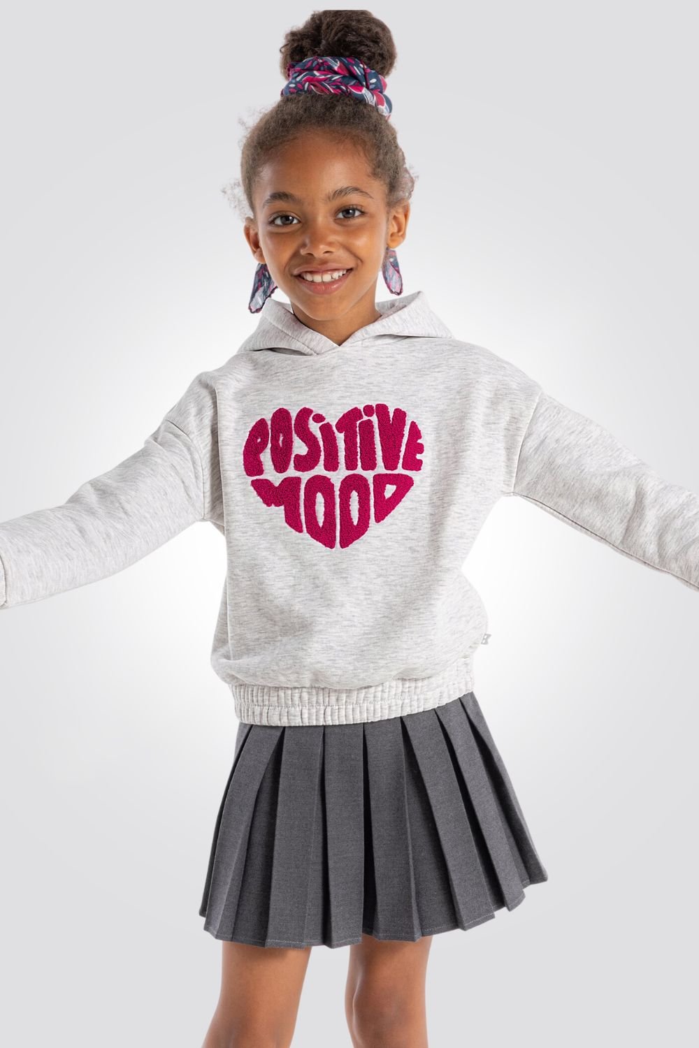 OKAIDI - סווטשירט ילדות באפור מלאנג' בהיר עם הדפס לב אדום - MASHBIR//365