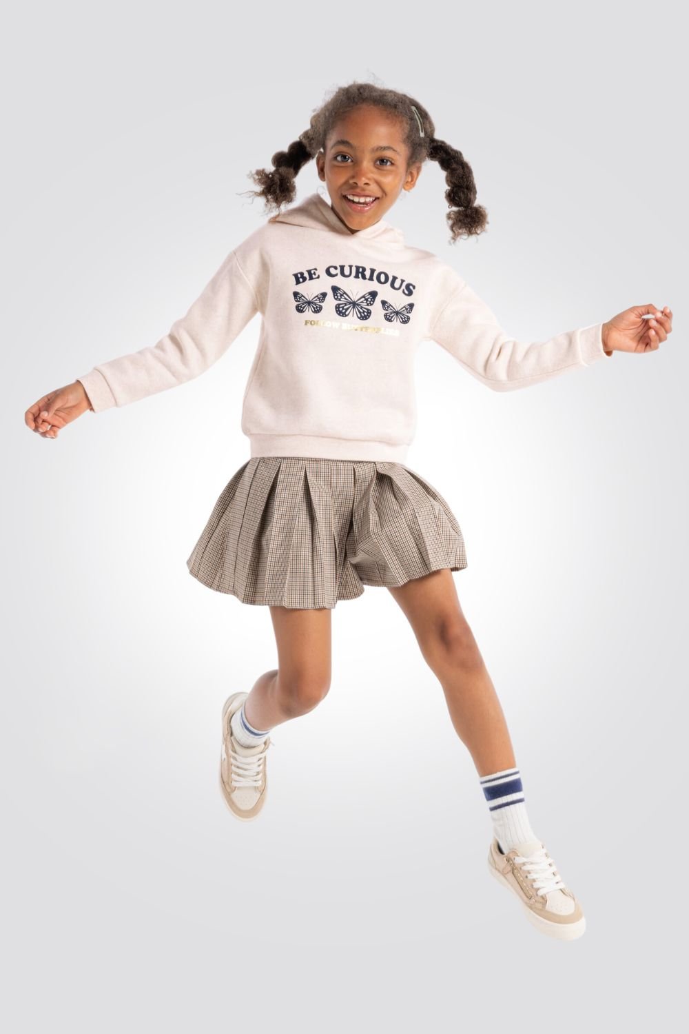 OKAIDI - סווטשירט ילדות קאפושון בצבע בז עם הדפס פרפרים - MASHBIR//365