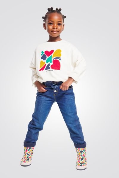 OKAIDI - סווטשירט ילדות לבן עם הדפס ותבליט לבבות ציבעונים - MASHBIR//365